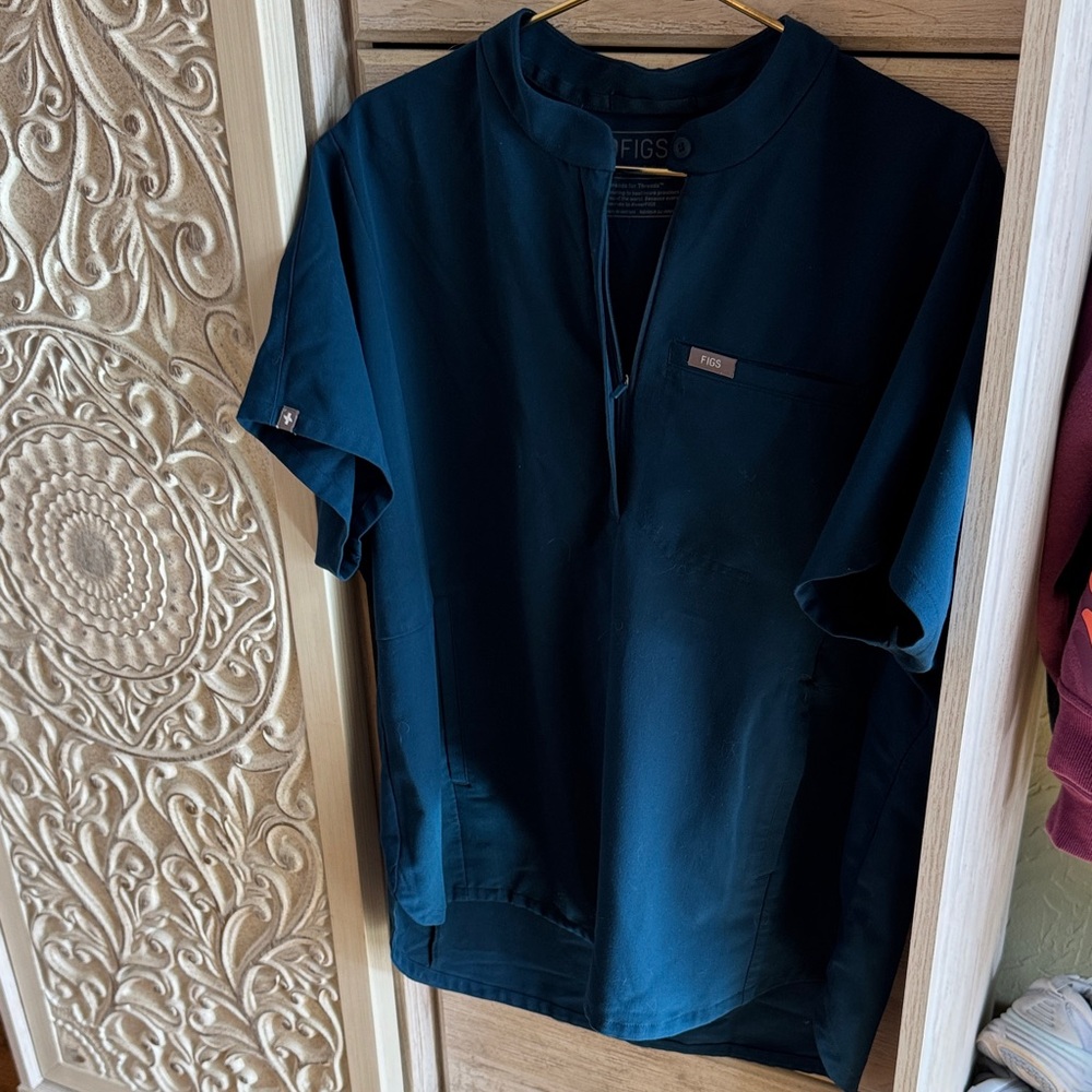 FIGS woman’s deep reef  Short-Sleeve Scrub Top
